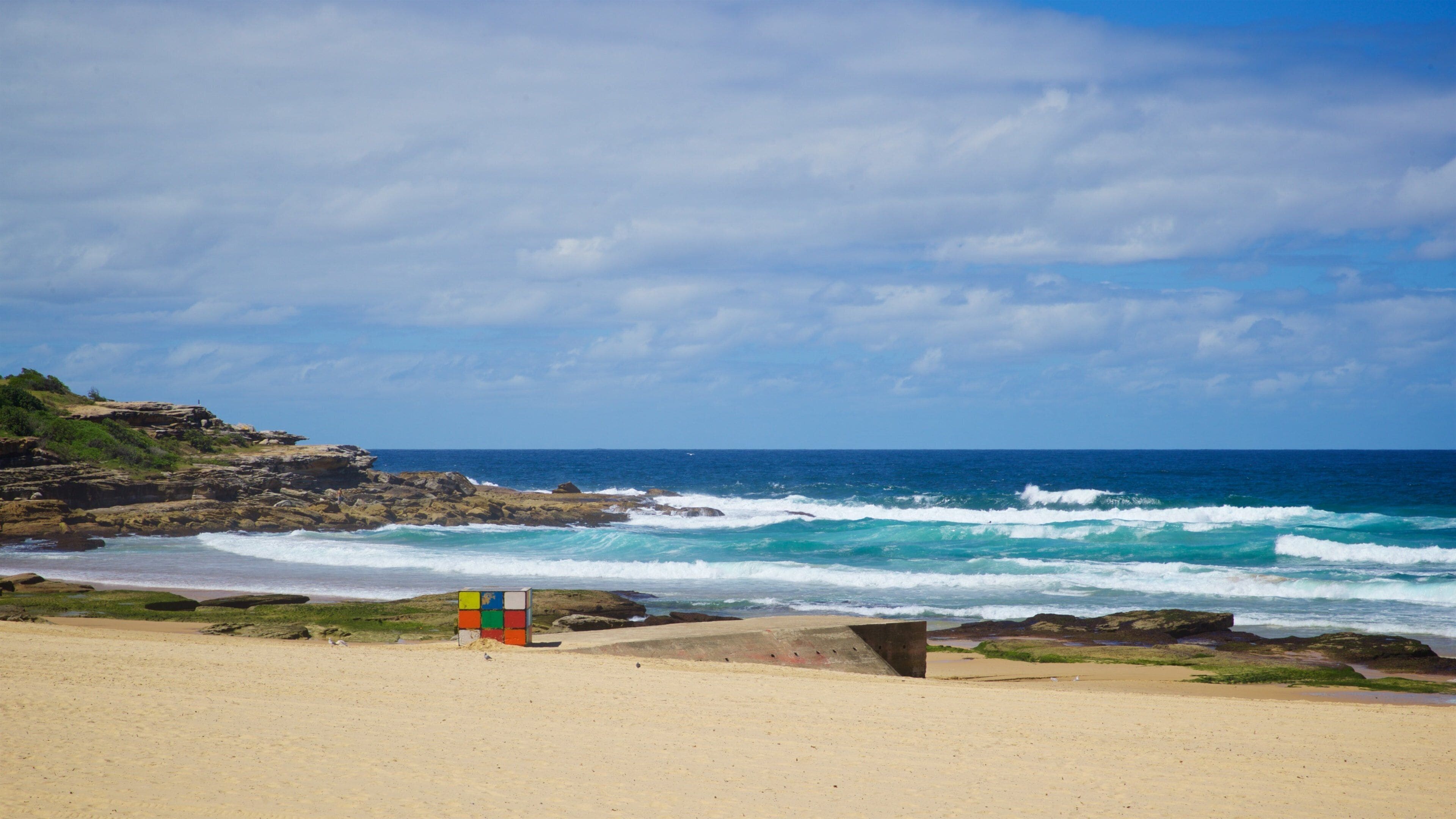 Bãi biển Maroubra có tính năng cảnh bờ biển và bãi biển