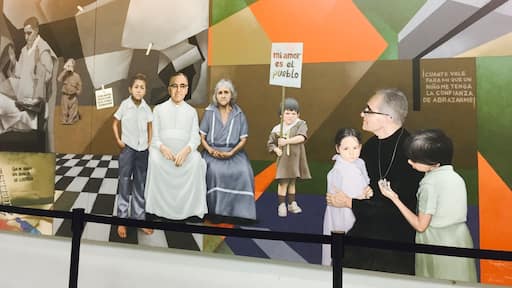 Mural in honor of Monseñor Romero.
He was a Priest who, during the civil war, defended the people and stood against the injustice that was taking place in the country. Killed during mass, the people have considered him a Saint even though the Vatican has accepted it only for a couple of years.