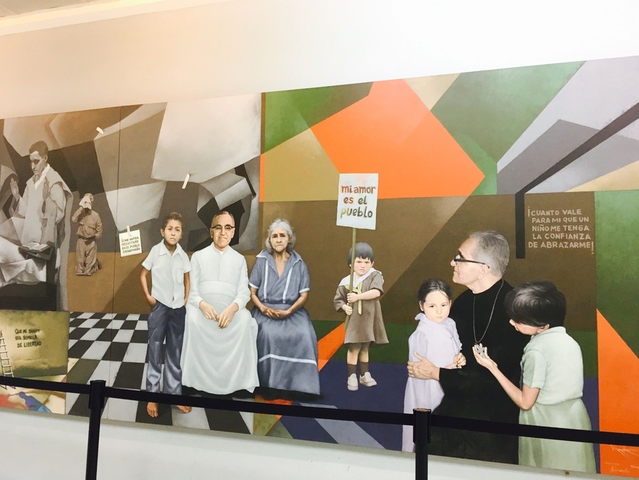 Mural in honor of Monseñor Romero.
He was a Priest who, during the civil war, defended the people and stood against the injustice that was taking place in the country. Killed during mass, the people have considered him a Saint even though the Vatican has accepted it only for a couple of years.