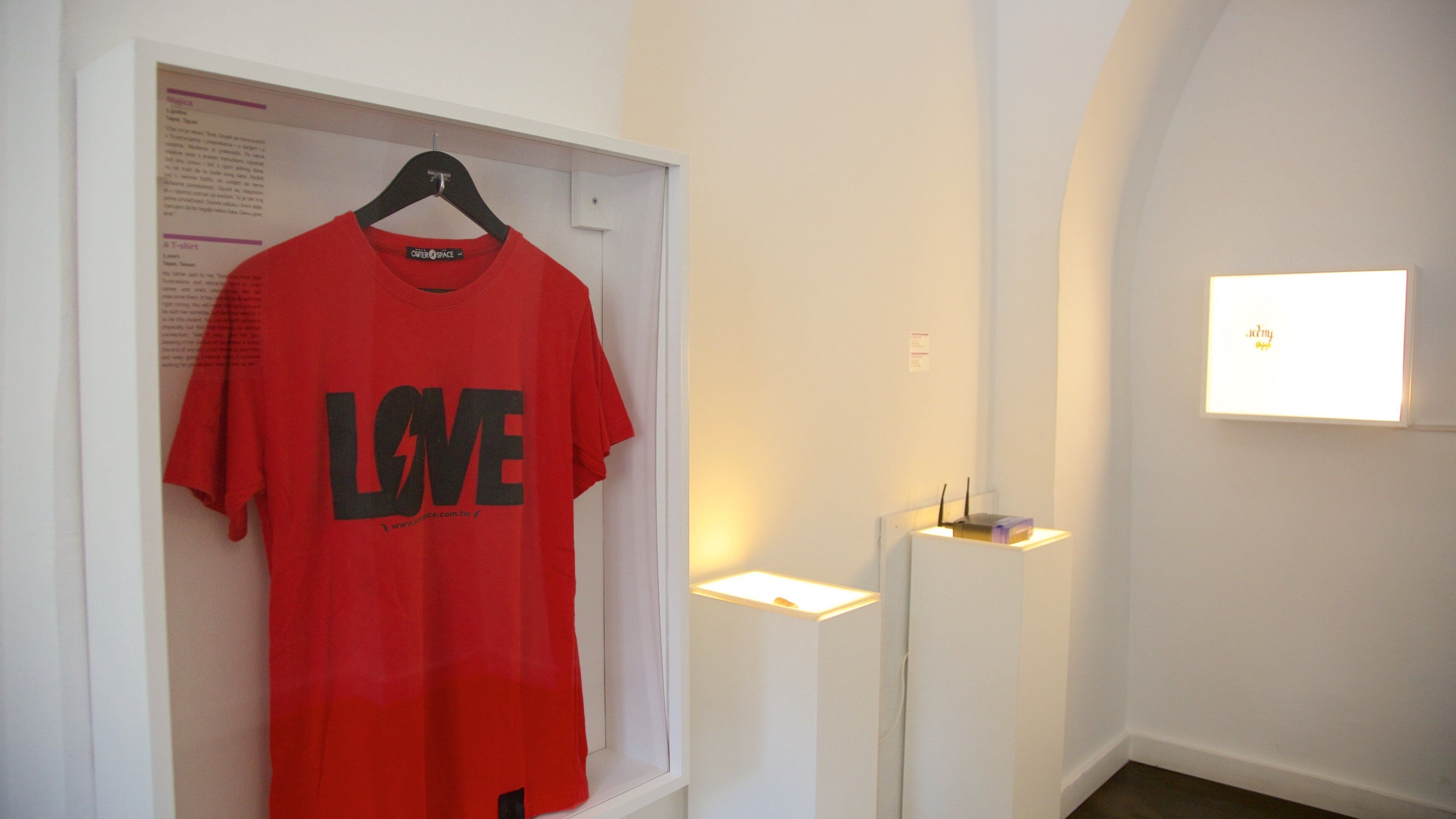 失恋博物館 フィーチャー アート と 屋内の眺め