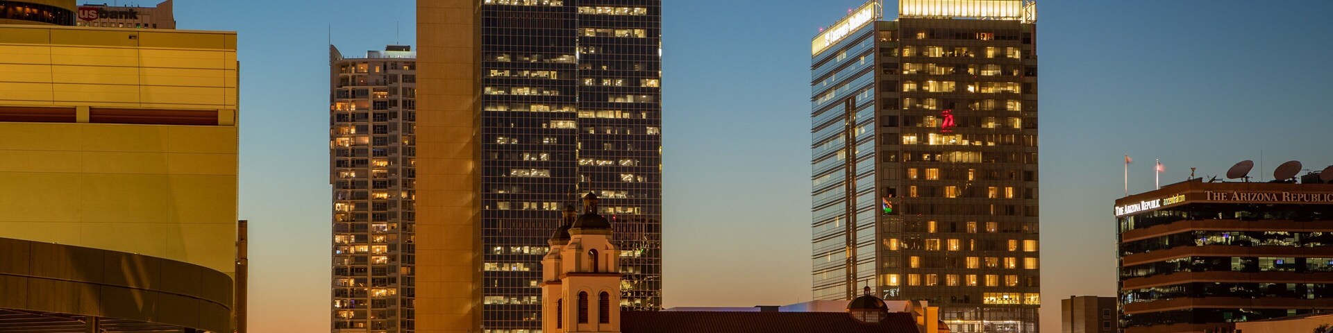Un paisaje urbano con edificios destacados, incluyendo una sucursal de Chase y el edificio de The Arizona Republic.