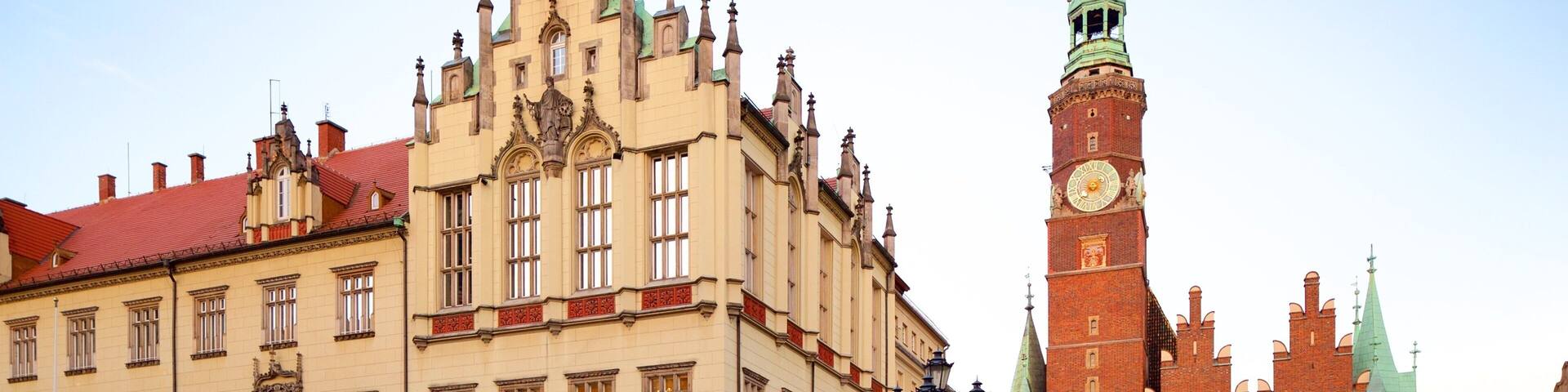 Prefeitura de Breslávia caracterizando cenas de rua e uma praça ou plaza