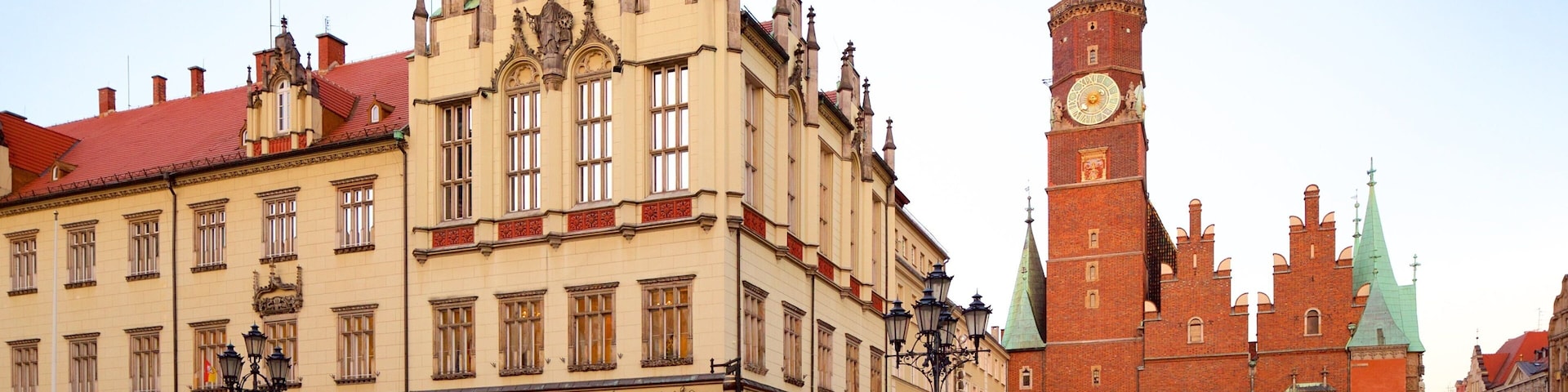 Ayuntamiento de Wroclaw que incluye una plaza y imágenes de calles