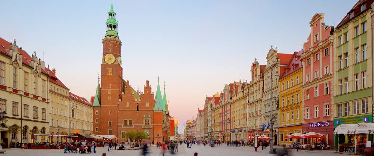 Prefeitura de Breslávia que inclui arquitetura de patrimônio e uma praça ou plaza