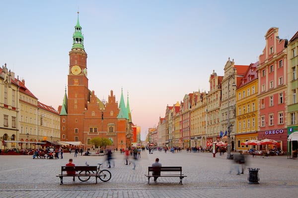 Breslau Rathaus welches beinhaltet historische Architektur und Platz oder Plaza