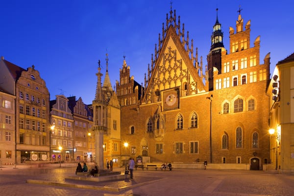 Breslau Rathaus welches beinhaltet Platz oder Plaza und bei Nacht