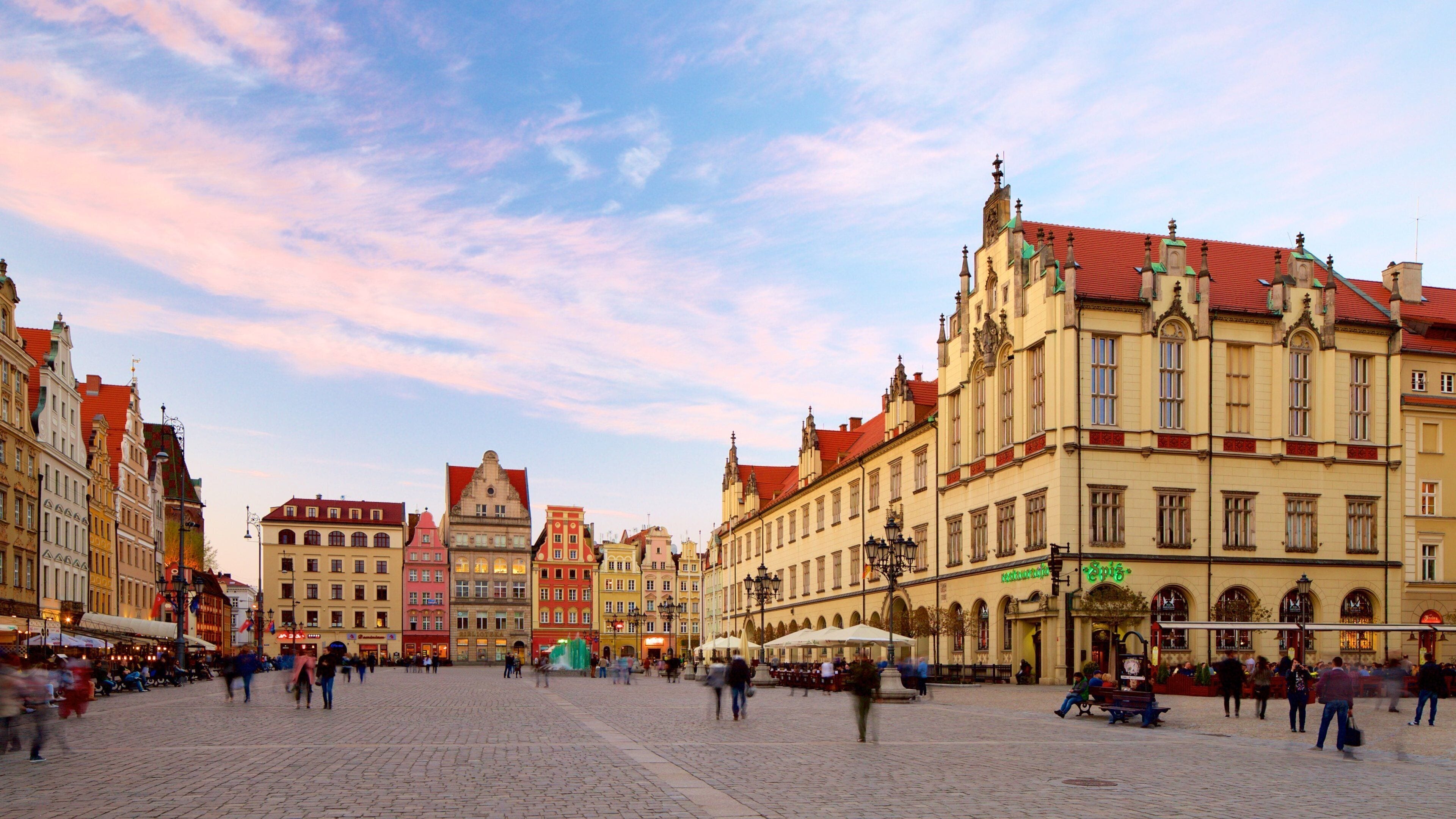 Wroclaw Market Square showing a square or plaza and street scenes