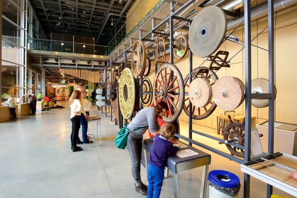 Centro de ciencias Copernicus ofreciendo vistas interiores y también un pequeño grupo de personas