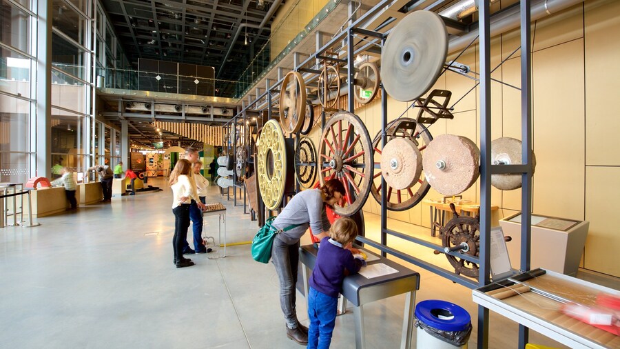 Copernicus Science Centre que inclui vistas internas assim como um pequeno grupo de pessoas