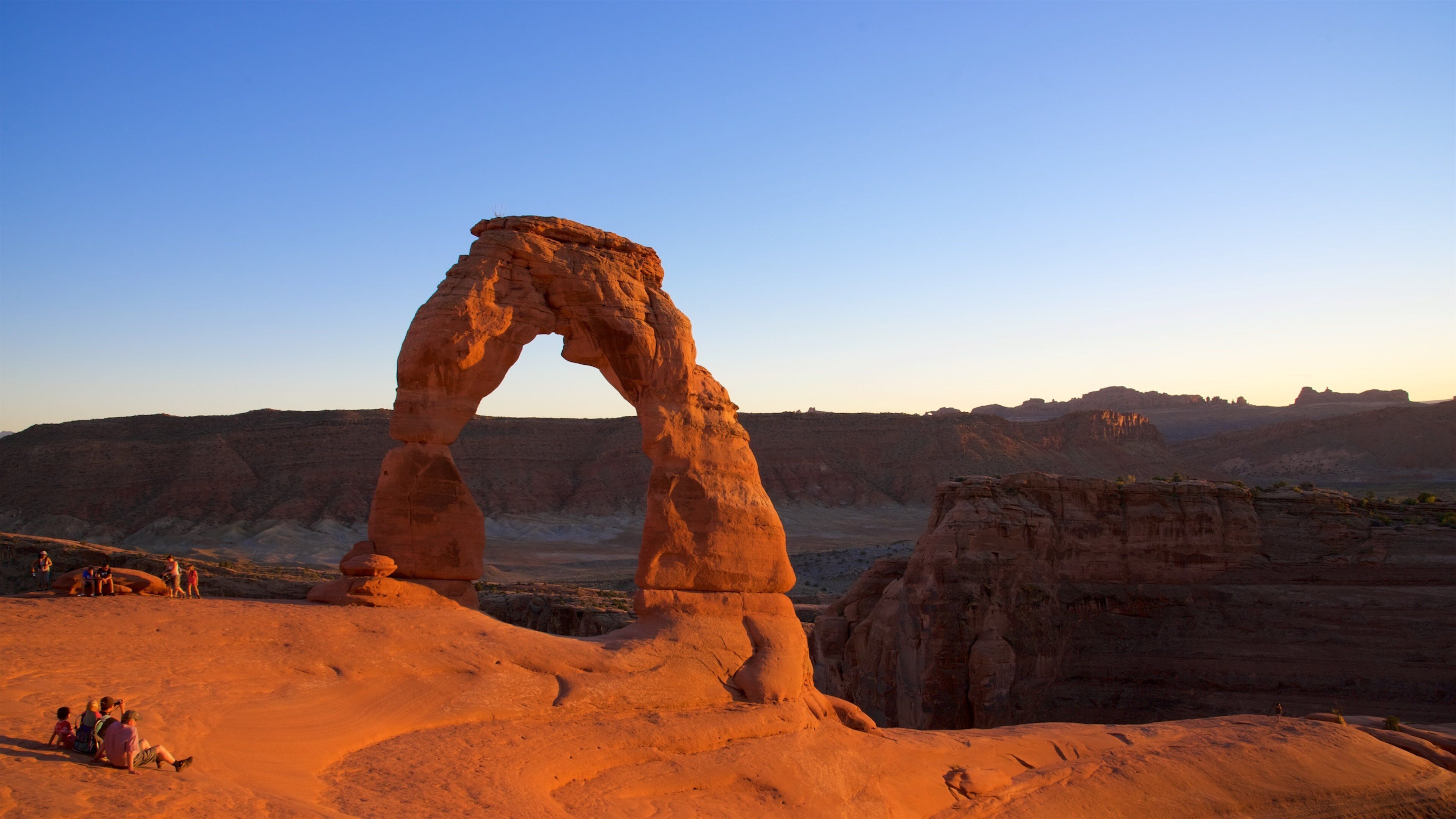 Delicate Arch bevat hiken of wandelen, vredige uitzichten en landschappen