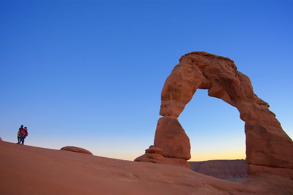 Delicate Arch mettant en vedette scÚnes tranquilles, coucher de soleil et randonnée ou marche à pied