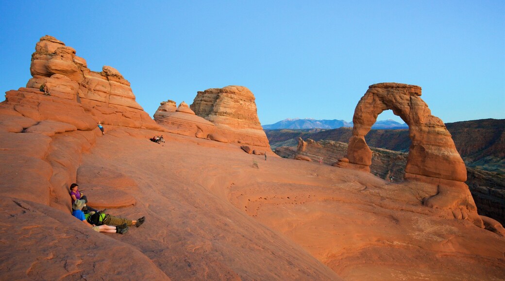 Delicate Arch que inclui cenas tranquilas, um pôr do sol e um desfiladeiro ou canyon