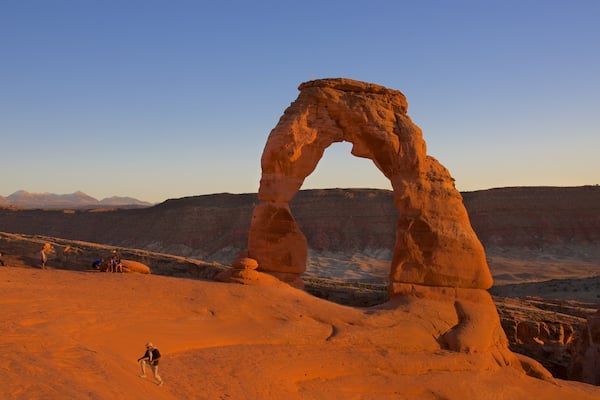 Delicate Arch qui includes gorge ou canyon, randonnée ou marche à pied et coucher de soleil