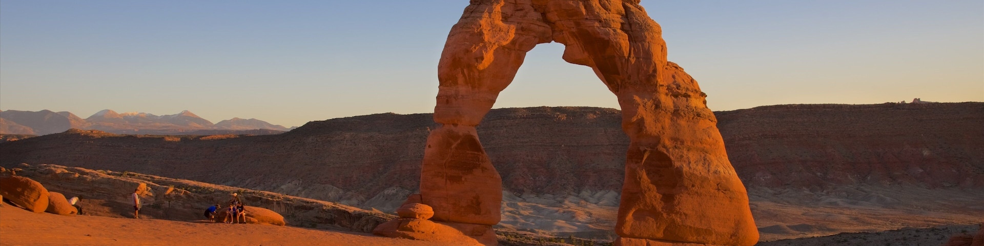 Delicate Arch que incluye situaciones tranquilas, un atardecer y un cañón o garganta