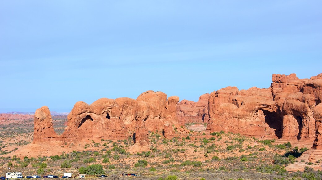 Double Arch mostrando montañas, escenas tranquilas y vistas de paisajes