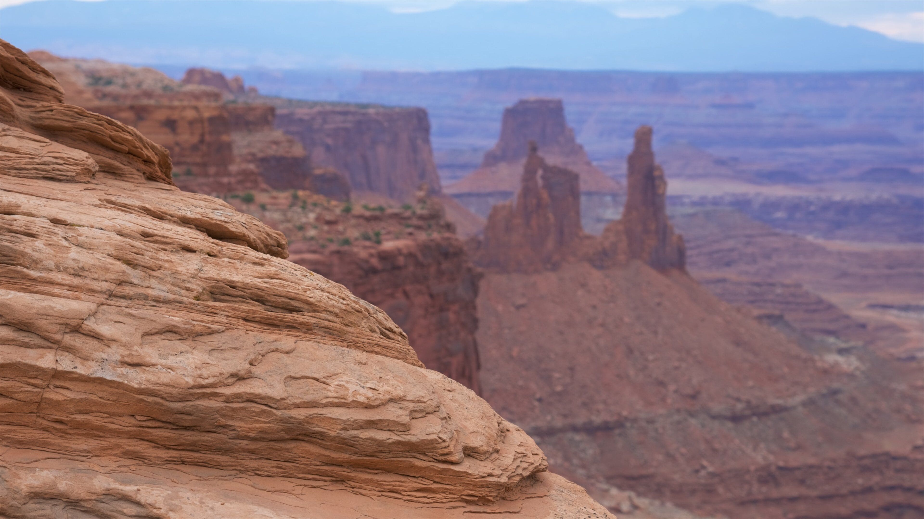 Ruta Mesa Arch ofreciendo vistas de paisajes, escenas tranquilas y un barranco o cañón