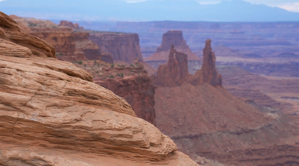 Ruta Mesa Arch ofreciendo vistas de paisajes, escenas tranquilas y un barranco o cañón