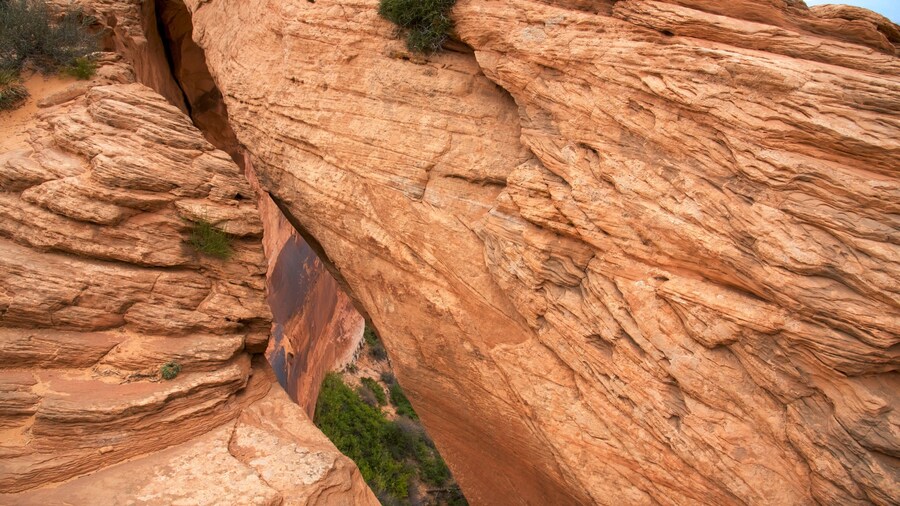 Mesa Arch Trail showing tranquil scenes