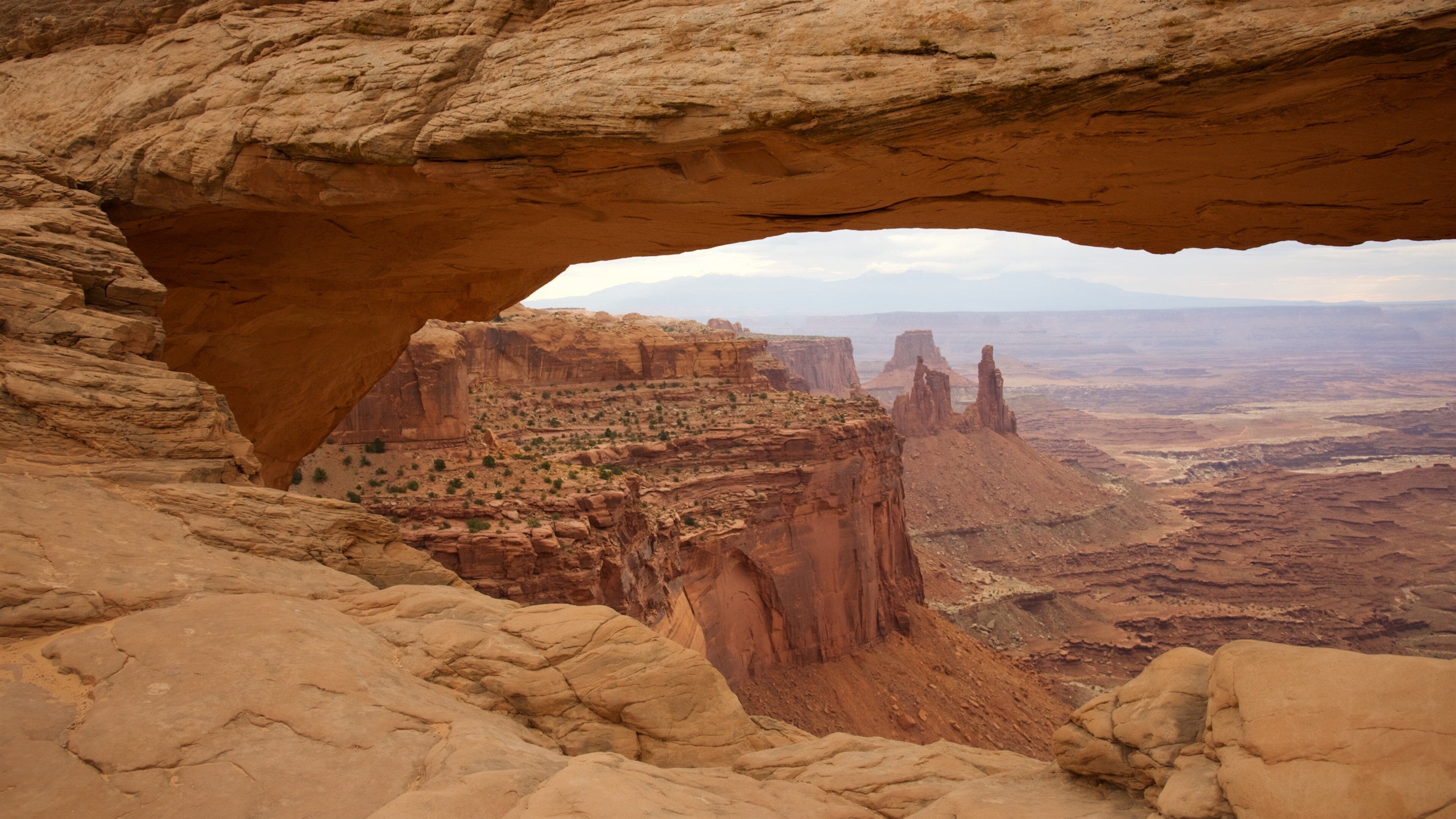 Mesa Arch Trail welches beinhaltet Landschaften, Schlucht oder Canyon und ruhige Szenerie