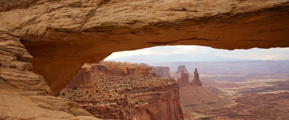 Mesa Arch Trail bevat landschappen, vredige uitzichten en een kloof of ravijn
