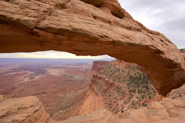 Mesa Arch Trail presenterar stillsam natur, berg och landskap