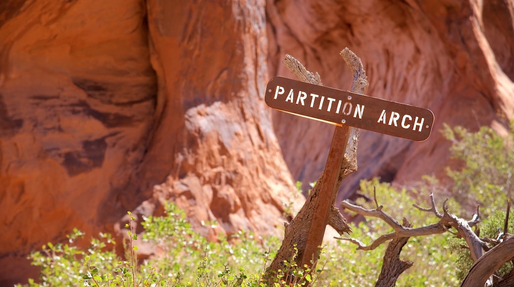 파티션 아치 이 포함 한적한 풍경 과 신호