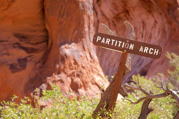 Partition Arch das einen Beschilderung und ruhige Szenerie