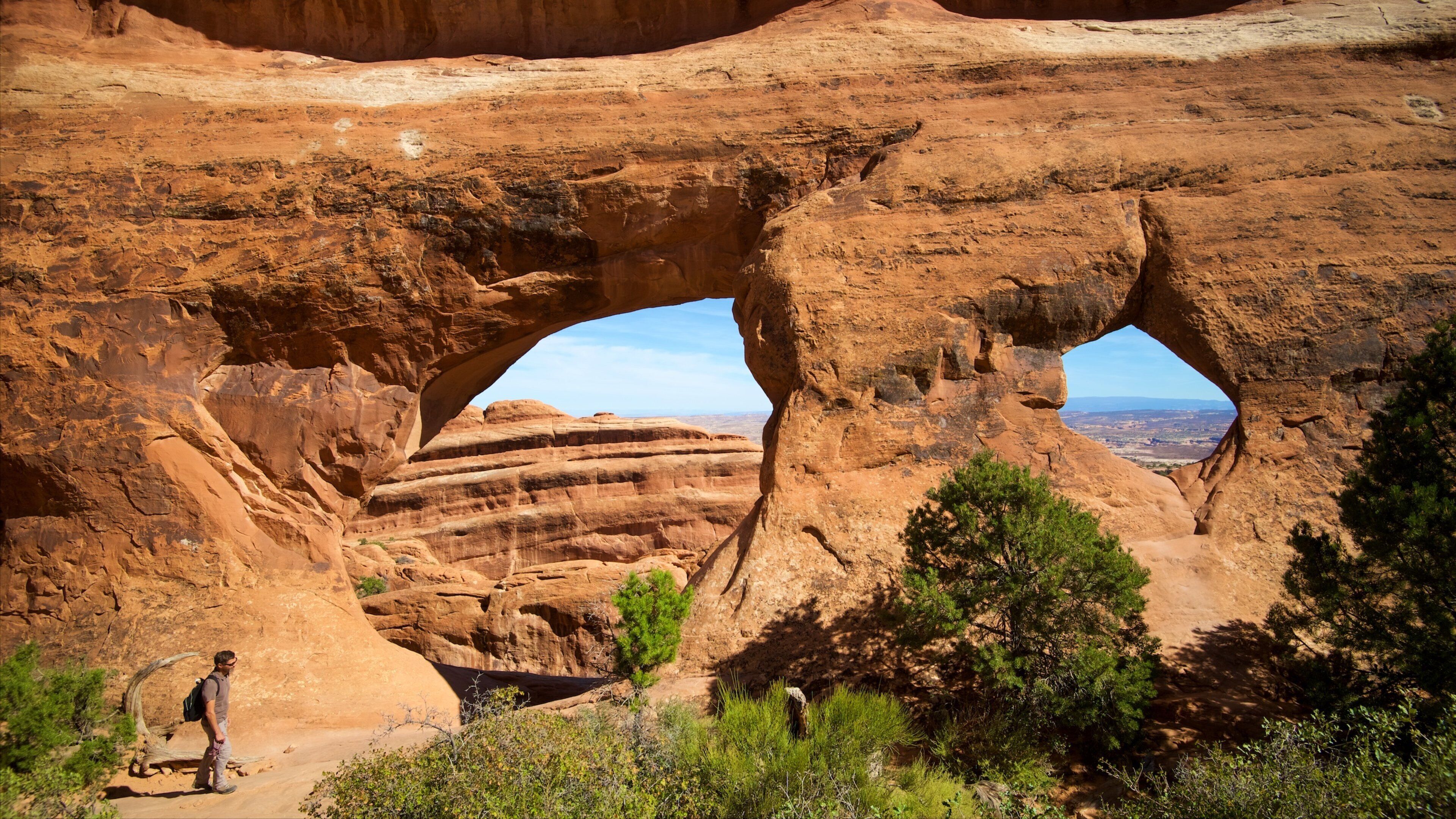 파티션 아치 을 보여주는 하이킹 또는 걷기 과 한적한 풍경 뿐만 아니라 남자