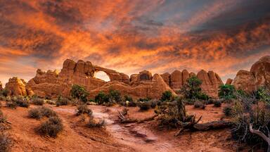 Sunrise on Skyline arch