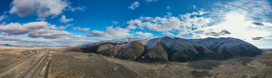 Vue aérienne panoramique des Battle Mountains enneigées, dans le Nevada.
