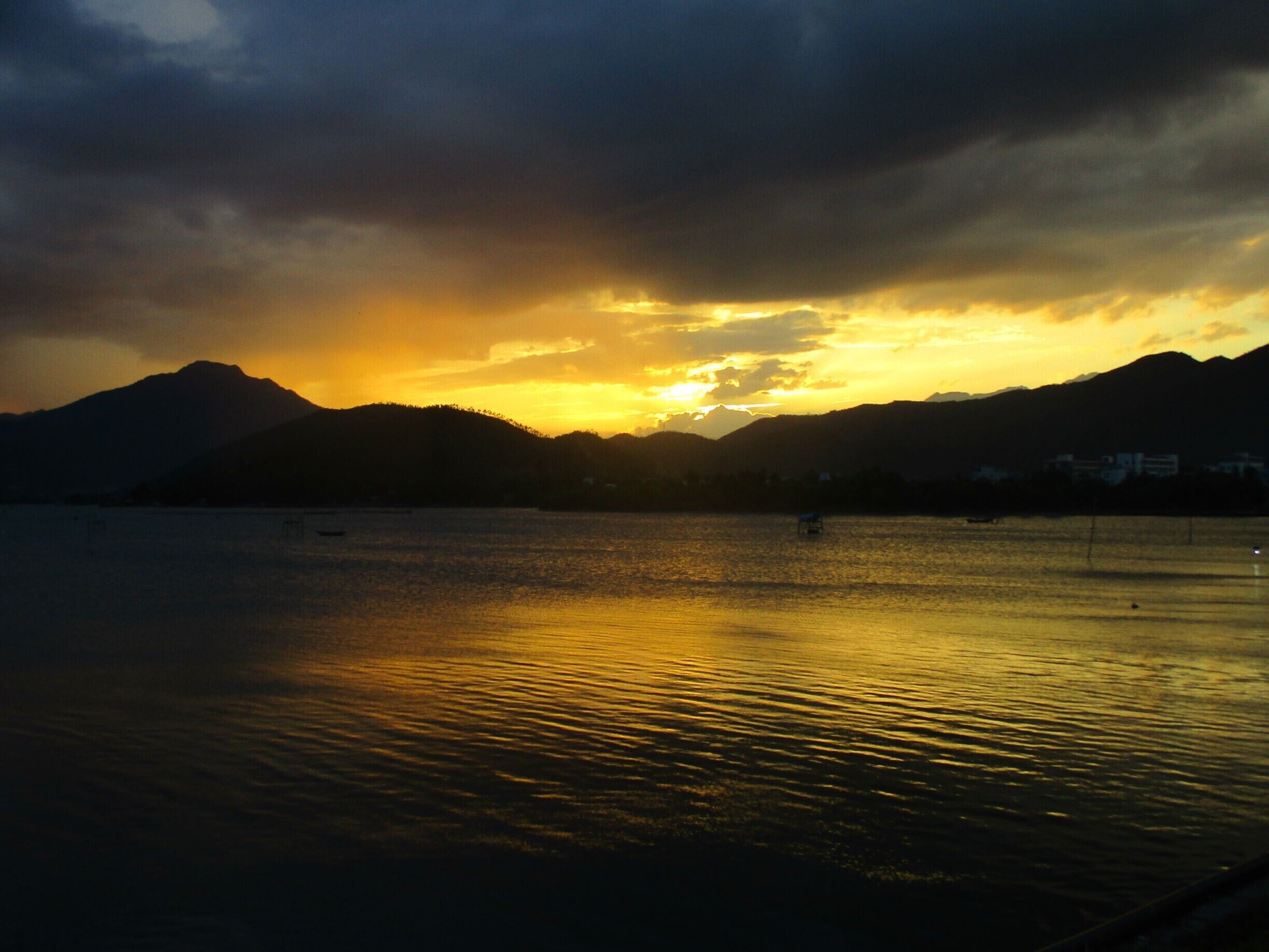 A beautiful sunset on a day trip to Hải Vân Pass, while on the way back to Đà Nẵng. 