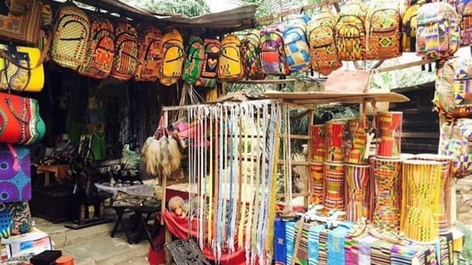 You can find lots of colorful souvenirs at small roadside markets like this one. There’s an even bigger market called the Art Centre in downtown Accra. Pro tip: learn to haggle (or travel with a friend who can!) #culture #africa #accra #ghana