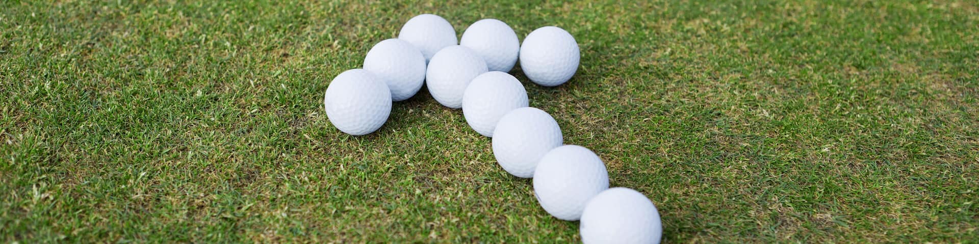 golfbälle zeigen richtung loch