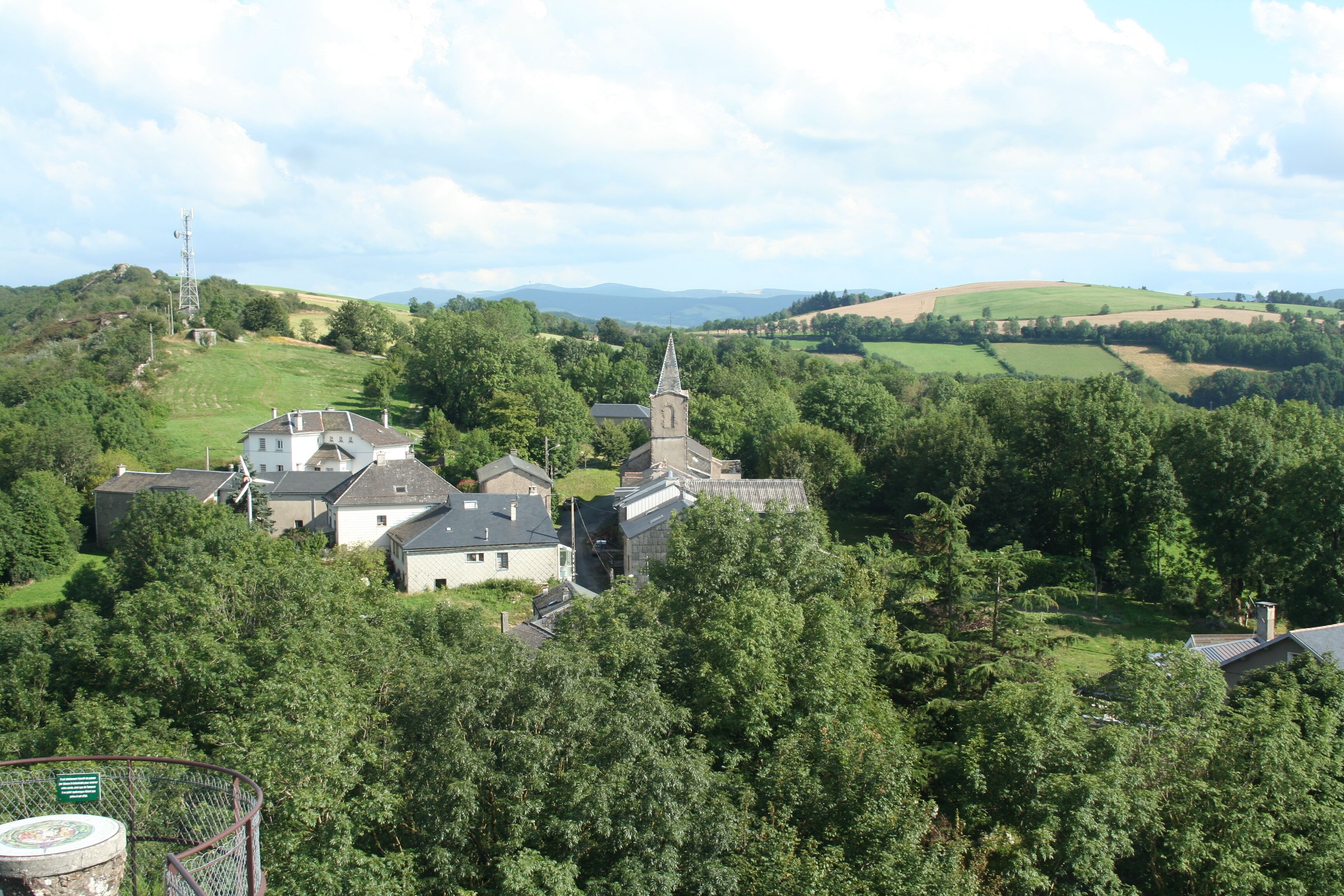 Laval-Roquecezière (Aveyron) - vue sur Roquecezière depuis le rocher de la Vierge et la table d'orientation.