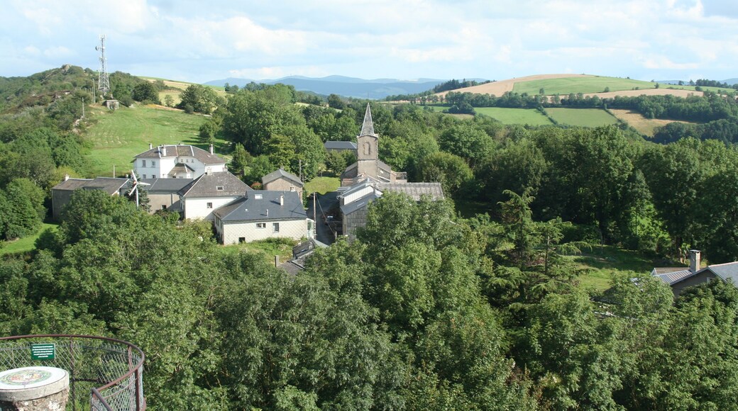 Laval-Roquecezière (Aveyron) - vue sur Roquecezière depuis le rocher de la Vierge et la table d'orientation.