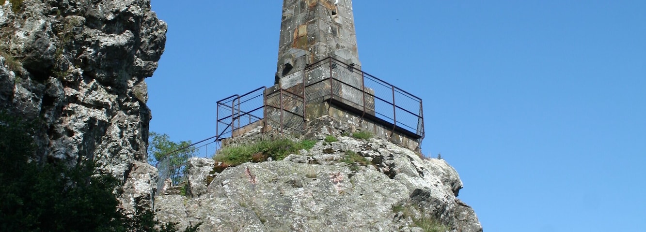 Laval-Roquecezière (Aveyron) - statue de la Vierge à Roquecézière (vue de la gauche).