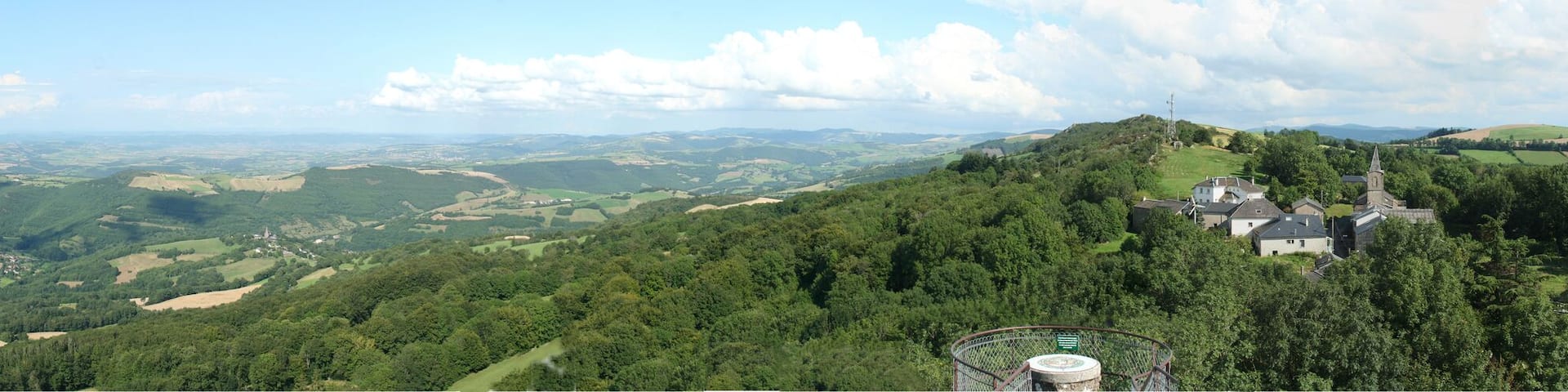 Laval-RoqueceziĂšre (Aveyron) - panorama et table d'orientation depuis le rocher de la Vierge Ă RoqueceziĂšre.