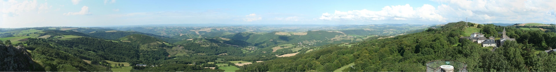 Laval-Roquecezière (Aveyron) - panorama et table d'orientation depuis le rocher de la Vierge à Roquecezière.