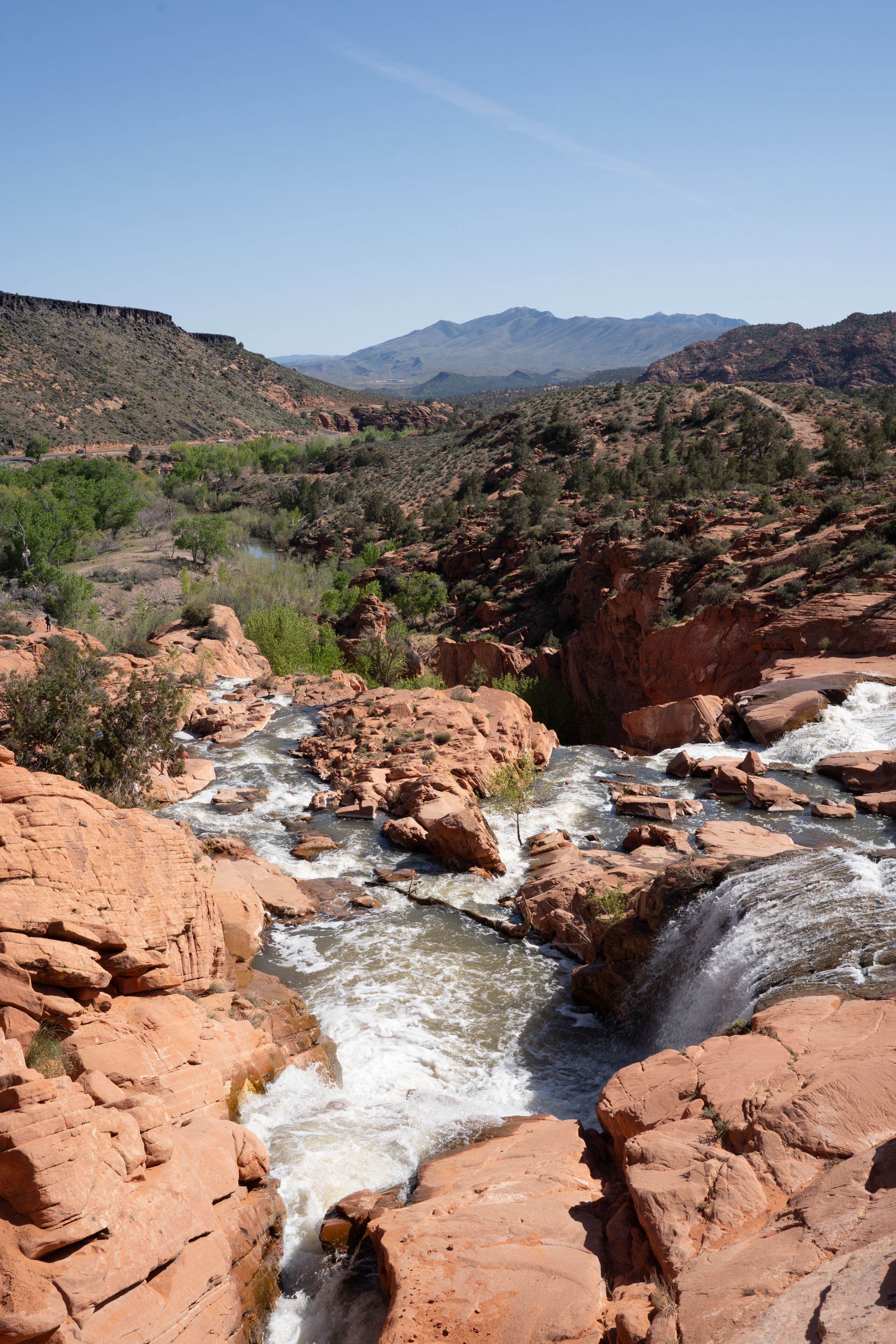 Gunlock Falls, Gunlock State Park, St. George, Utah, USA. Waterfalls, red rocks.	