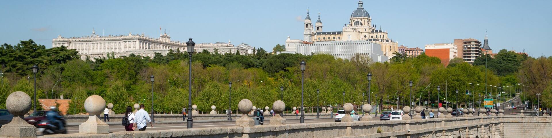 Madrid Rio showing a bridge