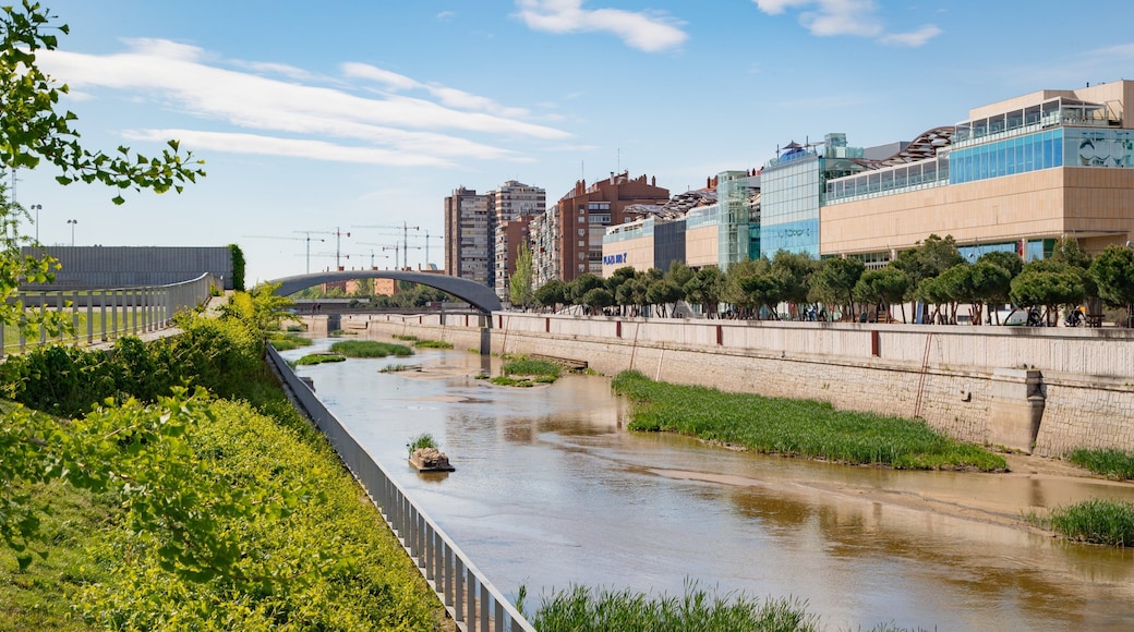 Madrid Rio which includes a river or creek