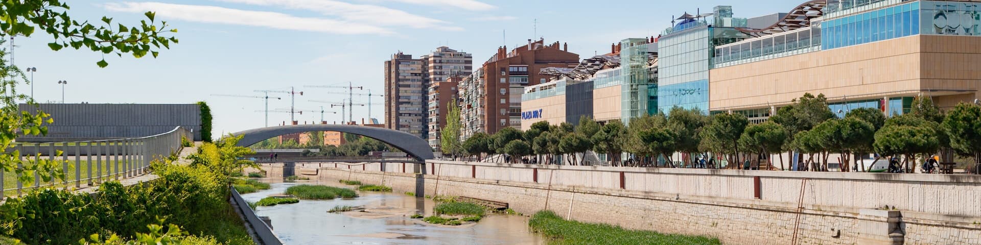Madrid Rio which includes a river or creek