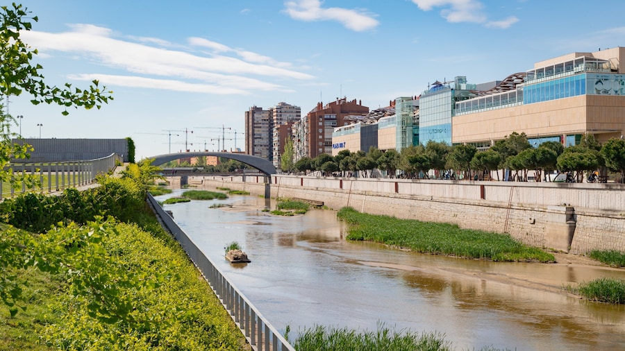 Madrid Rio which includes a river or creek