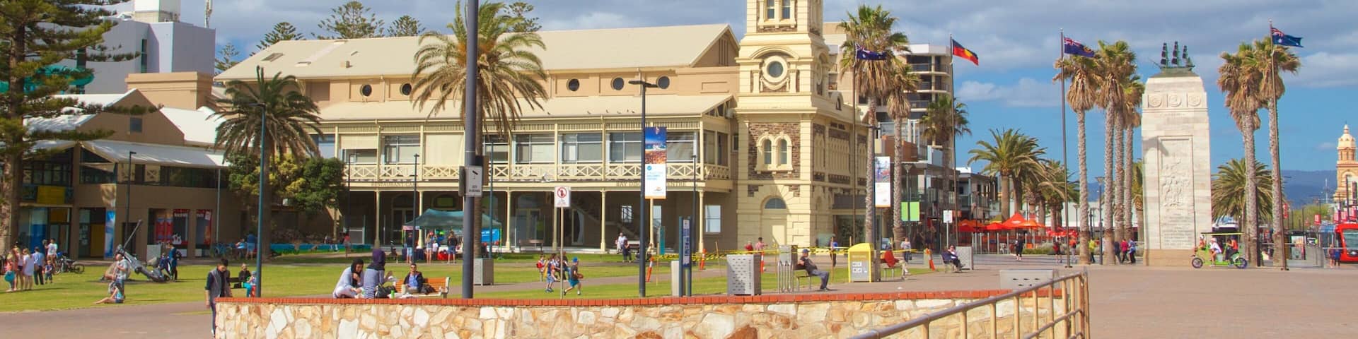 Embarcadère de Glenelg mettant en vedette vues de la ville, square ou place et ville