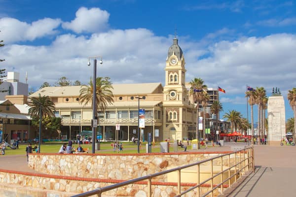 Embarcadère de Glenelg mettant en vedette vues de la ville, square ou place et ville