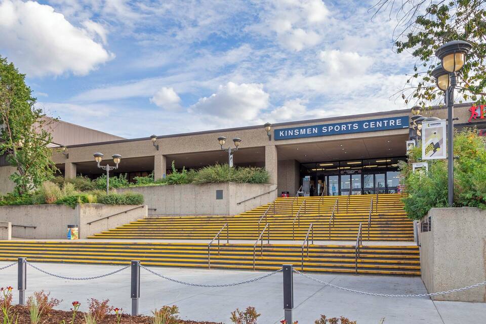 Entrada al Kinsmen Sports Centre, amb una escala que mena a l'entrada.