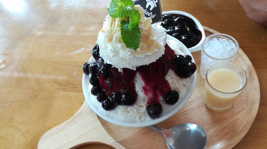 Blueberry Bing-Su (or shaved ice) is a great and delicious way to beat a heat in Thailand. This cafe has a nice vibe and great food. #GoodEats