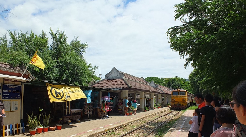 Tain arrives at River Kwae railway station. For foreigners the fare is 100 Bhat per person. The train was 30 minute late