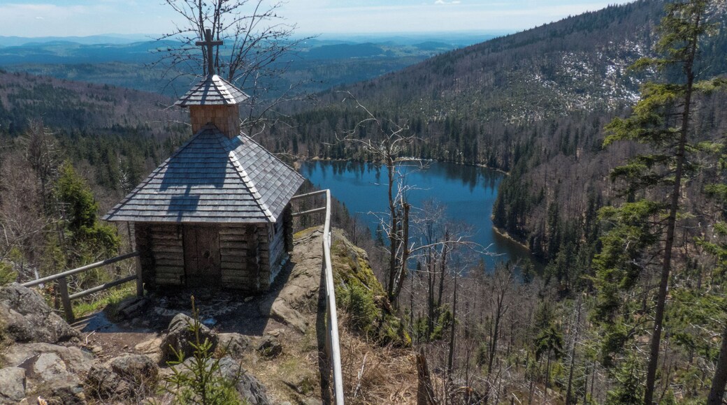 de.wikipedia.org/wiki/Rachelkapelle Unser "Basislager" für die Touren um Spiegelau im Mai 2017: www.jaegerfleck.de Meine Bewertung für diese Unterkunft: Zu gut, zu sauber, zu freundlich, zu lecker, zu ruhig, zu preiswert für diese Welt (allein das Wetter hätte etwas besser sein können!).