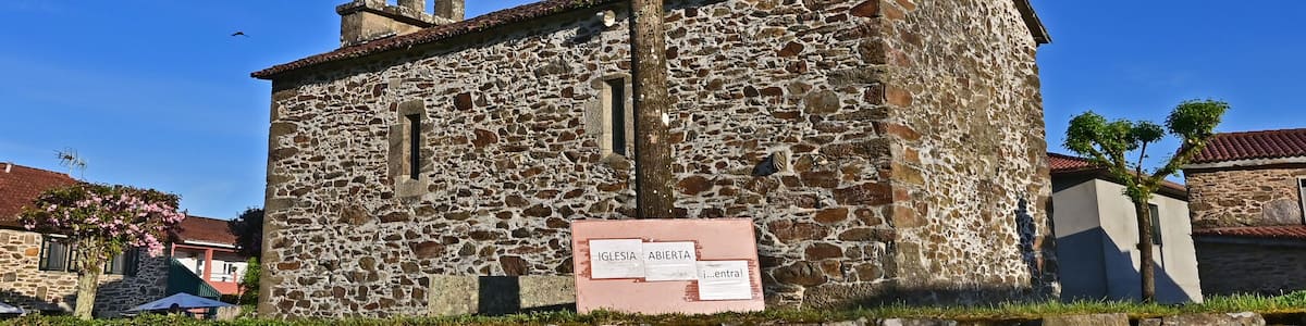 Paesaggi di Galizia, la chiesa di Santa Lucia a Lavacollo sul sentiero Primitivo di Santiago di Compostela fra Arzua e Santiago - Galizia, Spagna